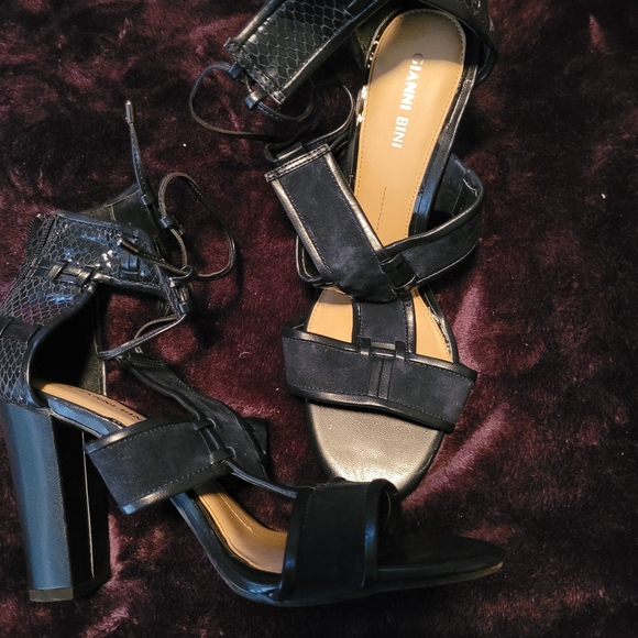 Women's Shoes - Picture 11 of 16